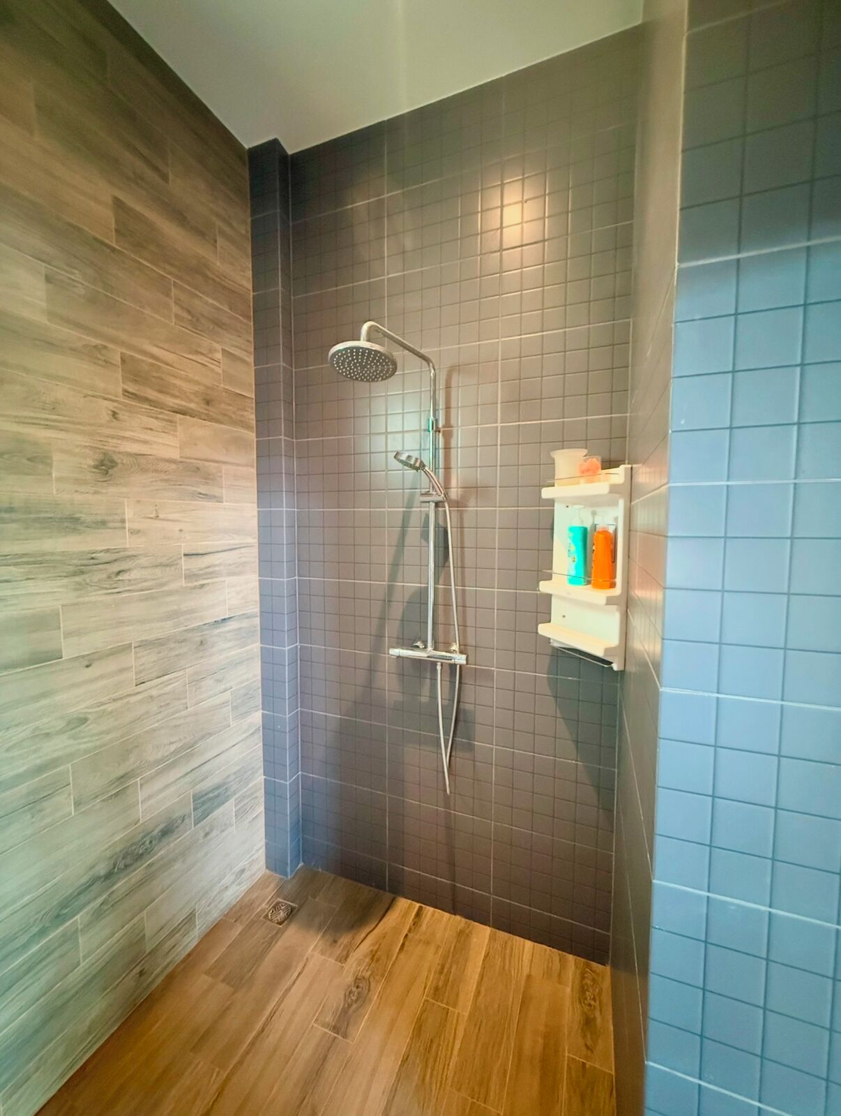 Douche, sèche-cheveux, serviettes fournies, savon