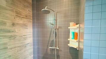 Douche, sĂšche-cheveux, serviettes fournies, savon