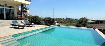 Sea View Luxury Mansion • Pool & Jacuzzi