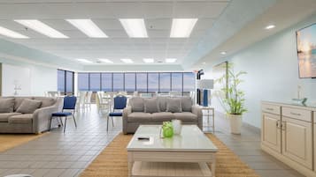 Condo, 2 quartos | Área de estar