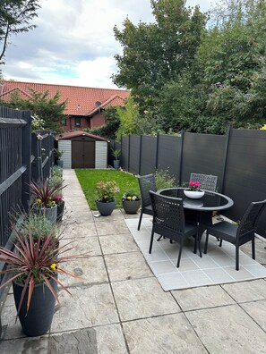 Outdoor dining - Highgate , 2 bedroom house with a garden!   (London)