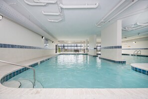 Apartamento, 1 habitación | Piscina | Una piscina cubierta, una piscina al aire libre