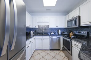 Appartement, 1 slaapkamer | Privékeuken | Een koelkast, een oven, een koffiezetapparaat/waterkoker