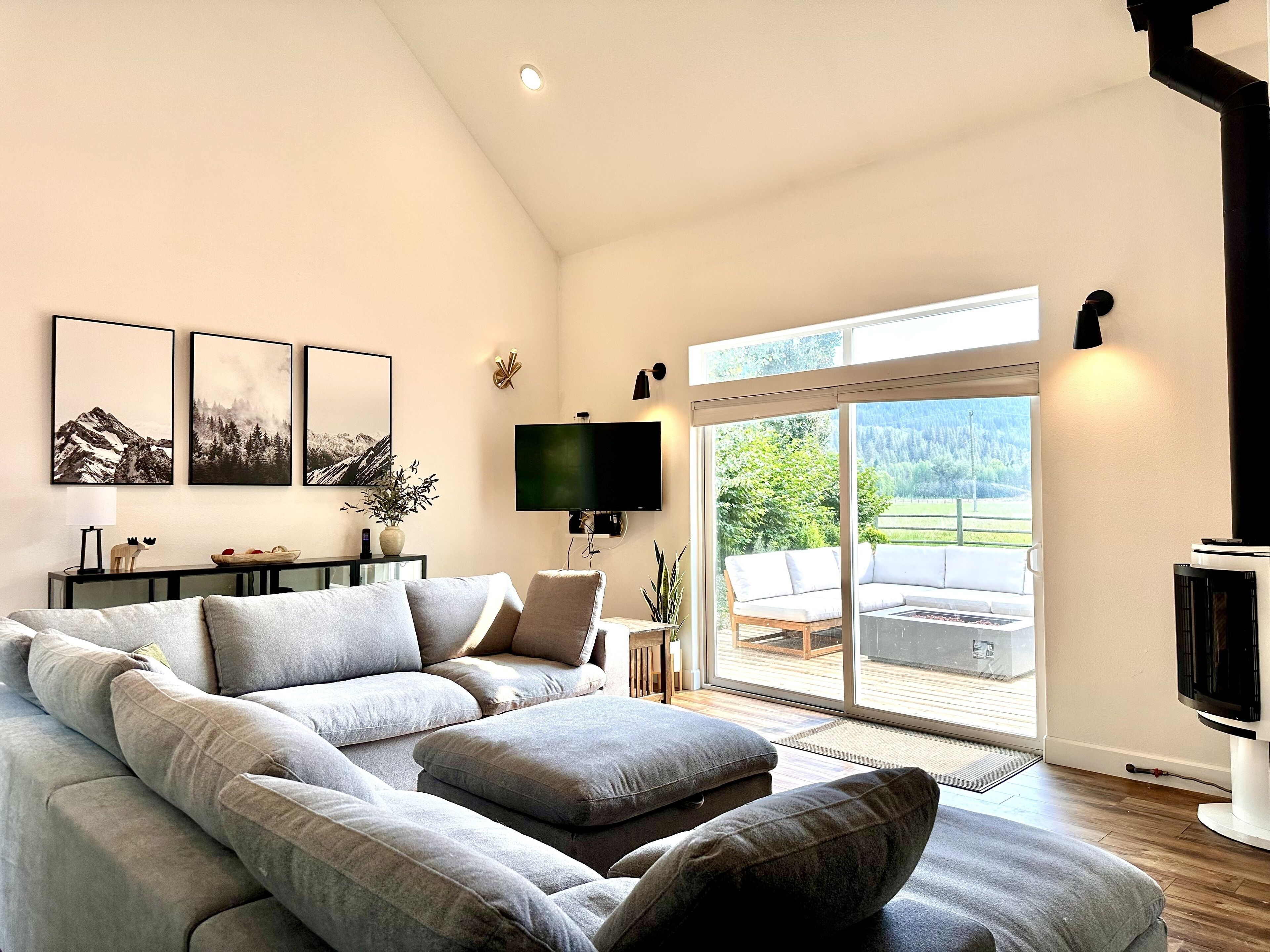 House, 4 Bedrooms | Living area | Streaming services