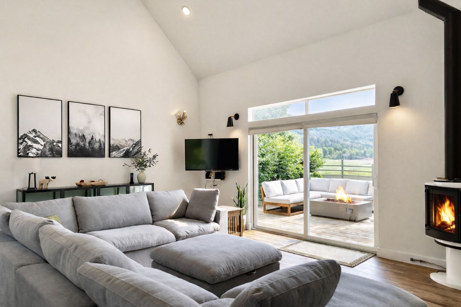 House, 4 Bedrooms | Living area | Streaming services