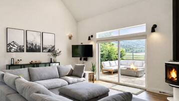 House, 4 Bedrooms | Living area | Streaming services