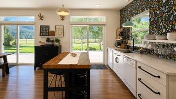 House, 4 Bedrooms | Private kitchen | Fridge, oven, coffee/tea maker, toaster