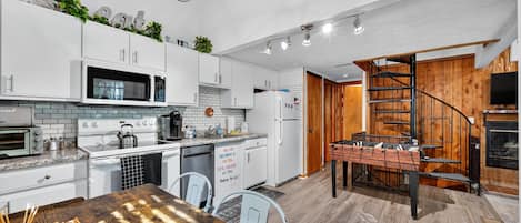 Cabin, 3 Bedrooms | Private kitchen | Fridge, oven, coffee/tea maker