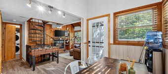 Mountain Escape With Hot Tub & Stargazing 3 Bedroom Cabin