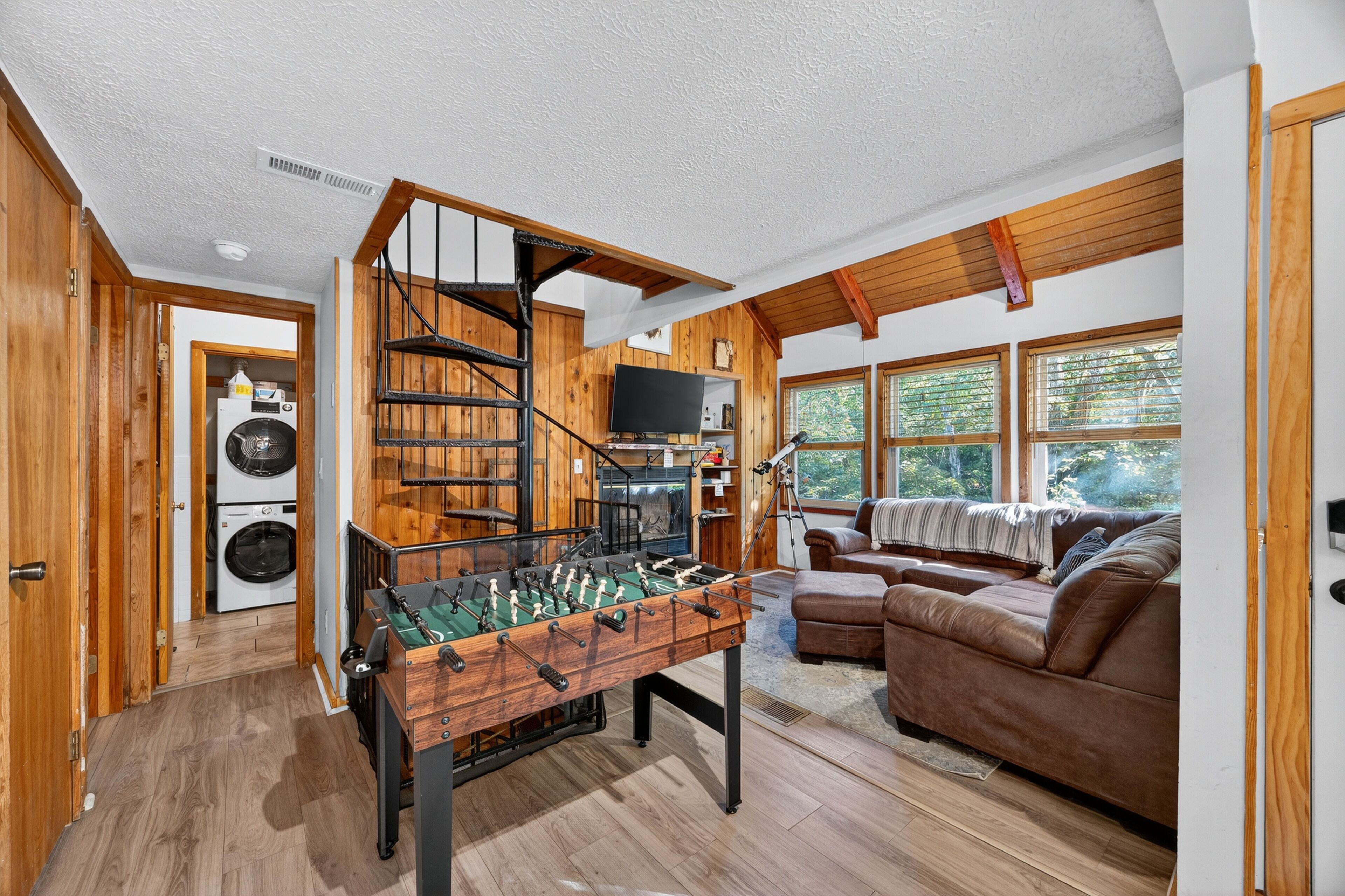 Cabin, 3 Bedrooms | Living area | Smart TV, streaming services