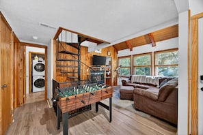 كابينة - ٣ غرف نوم | منطقة المعيشة | تلفزيون ذكي، خدمات بث