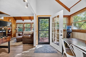 كابينة - ٣ غرف نوم | منطقة المعيشة | تلفزيون ذكي، خدمات بث