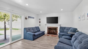 Casa, 4 habitaciones | Área de sala de estar | Smart TV y servicios de streaming