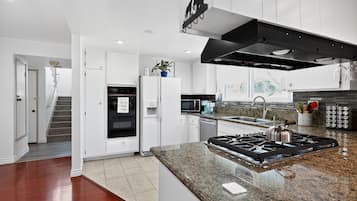 Casa, 4 habitaciones | Cocina privada | Frigorífico, horno, cafetera o tetera y tostadora