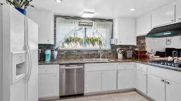 Casa, 4 quartos | Cozinha privada | Geladeira, fogão, cafeteira/chaleira, torradeira