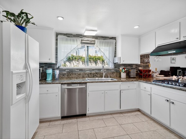 House, 4 Bedrooms | Private kitchen