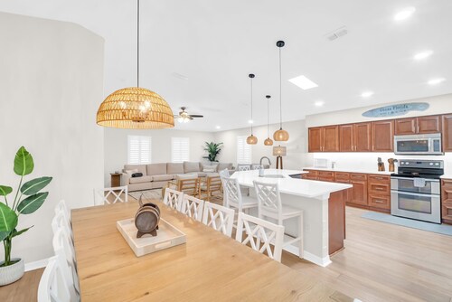 Spacious full remodeled luxury retreat w/ Private pool, golf cart, movie theater