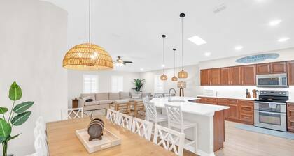 Spacious full remodeled luxury retreat w/ Private pool, golf cart, movie theater