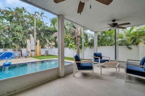 Spacious full remodeled luxury retreat w/ Private pool, golf cart, movie theater
