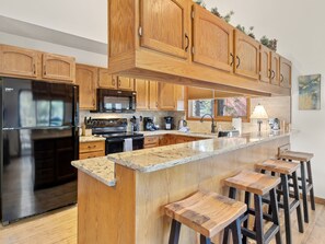 House, 4 Bedrooms | Private kitchen