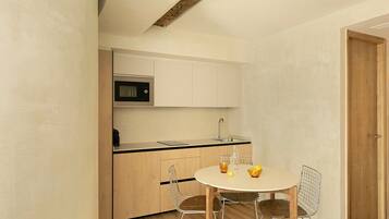 Apartament de disseny, balcó, vistes a la ciutat | Cuina privada | Frigorífic petit, microones, placa de cuina i rentaplats