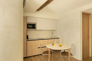 设计公寓, 阳台, 城市景观 | 私人厨房 | 迷你冰箱、微波炉、炉灶、洗碗机