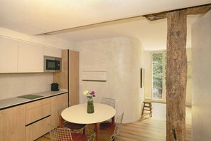 Design Apartment, Balcony, City View | Private kitchen | Mini-fridge, microwave, stovetop, dishwasher