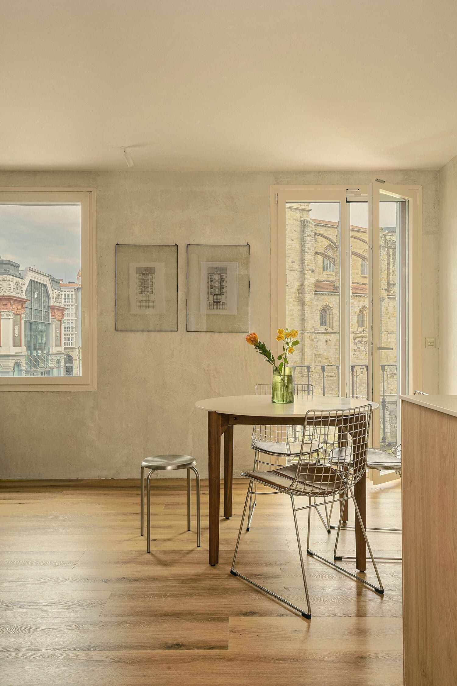 Studio – design, balkong, elveutsikt | Spisestue