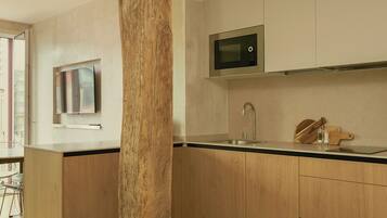 Estudi de disseny, balcó, vistes al riu | Cuina privada | Frigorífic petit, microones, placa de cuina i rentaplats