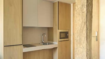 Estudi de disseny, vistes al riu | Cuina privada | Frigorífic petit, microones, placa de cuina i rentaplats