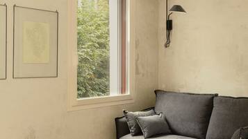 Design appartement, balkon, uitzicht op de stad | Woonkamer | Een 45-inch flatscreentelevisie met digitale zenders