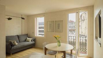 Design Studio, Balcony, River View | Dining room