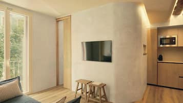 Apartament de disseny, balcó, vistes a la ciutat | Sala d'estar | Televisor de pantalla plana de 45 polzades amb canals digitals