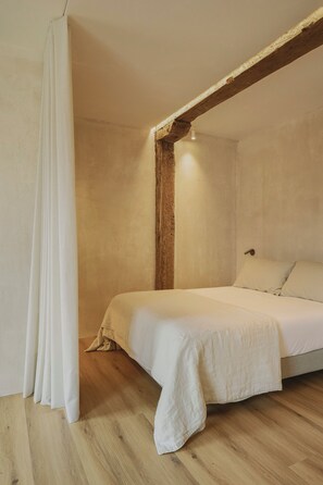 设计开间, 阳台, 河景 | 高档床上用品、Select Comfort 床、遮光窗帘、熨斗/熨板