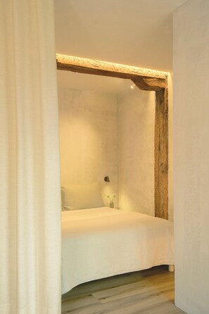 设计开间, 阳台, 河景 | 高档床上用品、Select Comfort 床、遮光窗帘、熨斗/熨板