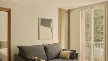 Design appartement, balkon, uitzicht op de stad | Woonkamer | Een 45-inch flatscreentelevisie met digitale zenders