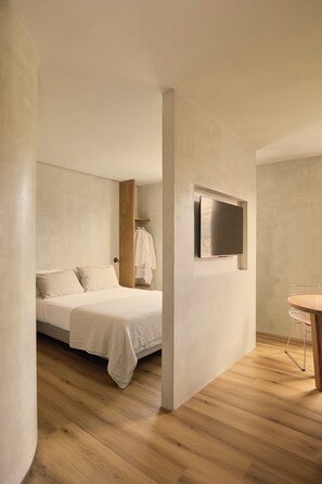 Design Studio, River View | Blackout drapes, iron/ironing board, free WiFi