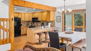 House, 4 Bedrooms | Private kitchen