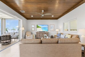 ハウス 4 ベッドルーム | リビング エリア | スマートテレビ