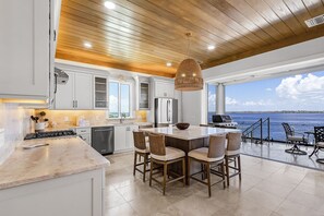 House, 4 Bedrooms | Private kitchen | Fridge, oven, coffee/tea maker, toaster