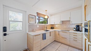 Bungalow, 1 chambre | Cuisine privée | Réfrigérateur, un four, cafetiÚre-théiÚre, grille-pain