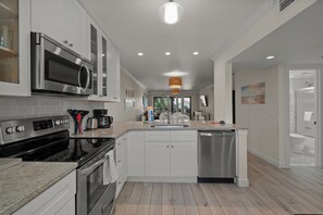 ثلاجة، ميكروويف، فرن، غسالة أطباق