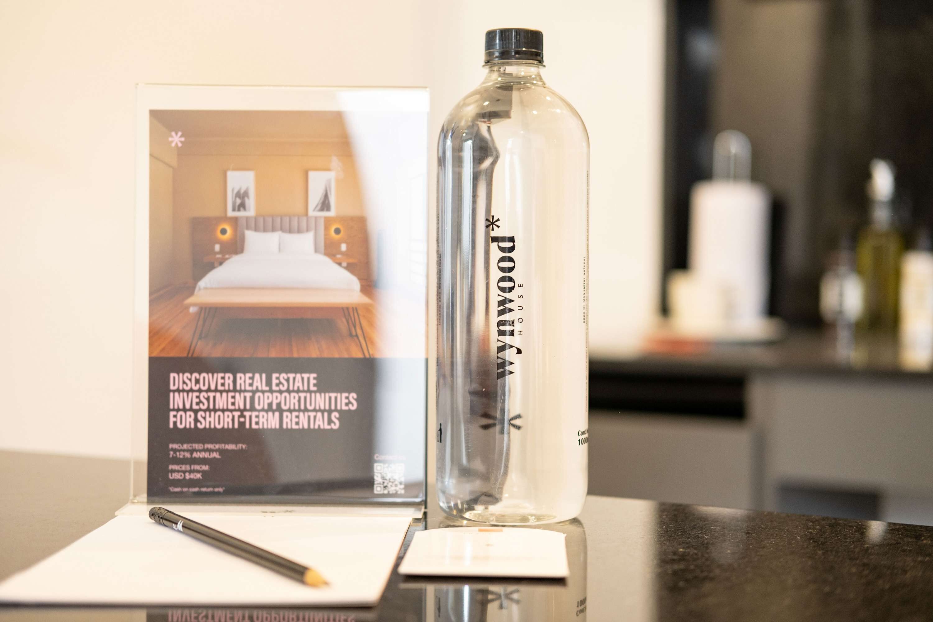 En brochure med titlen "DISCOVER REAL ESTATE INVESTMENT OPPORTUNITIES FOR SHORT-TERM RENTALS", der viser forventet årlig rentabilitet på 7-12%, til en pris fra 40.000 dollars.