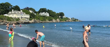 Plage à proximité, chaise longue, serviettes de plage