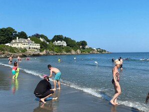 Aurinkotuoleja, rantapyyhkeitä