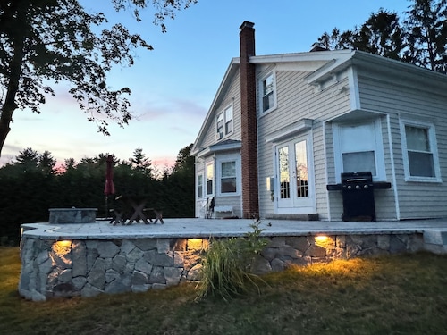 Bright 3BR House • New patio, Fire Pit, Outdoor Shower, EV Charger • Beach 4min