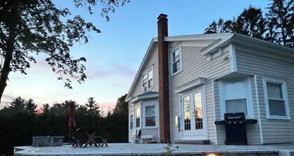 Bright 3BR House • New patio, Fire Pit, Outdoor Shower, EV Charger • Beach 4min