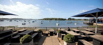 Spacious Coastal Retreat for 10 in West Wittering