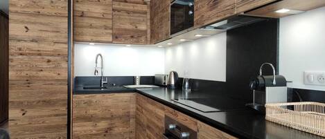 Réfrigérateur, four à micro-ondes, lave-vaisselle