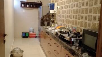 Luxury Apartment, City View | Microwave